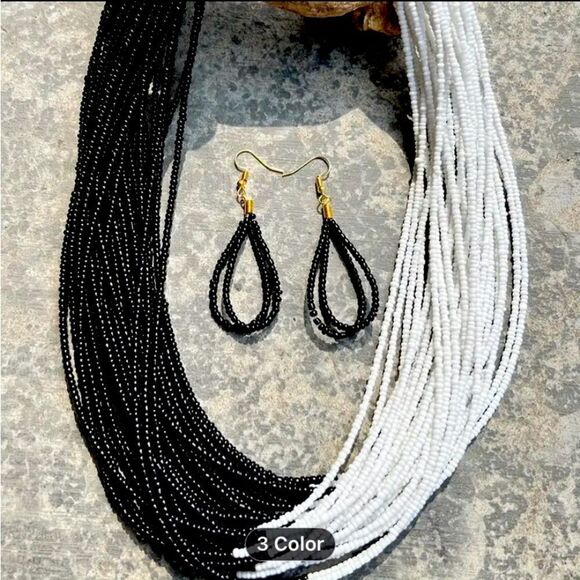NWOT B& W bead necklace and earrings set - Picture 1 of 2